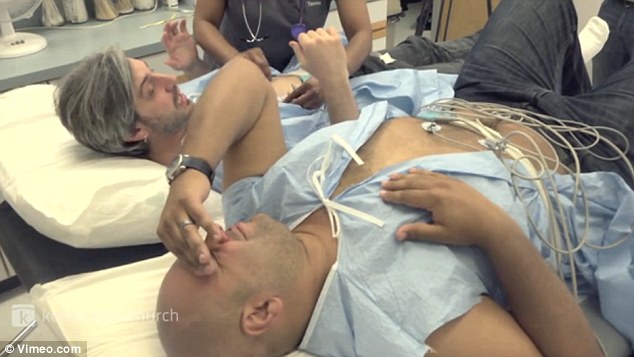 بالصور والفيديو..لم يصمدا أكثر من 5 دقائق.. رجلان يجربان مخاض الولادة